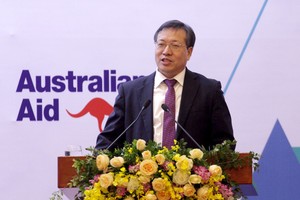 中國駐越大使館經商參贊胡鎖錦在論壇上發言。（圖源：志慧）