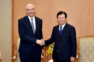 政府副總理鄭廷勇（右）接見法國液化氣集團(Air Liquide)執行委員會領導。（圖源：VGP）