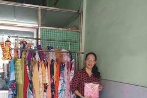 第十一郡婦聯會準備贈送長衫給貧困婦女。