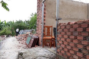 由於檢查和處罰工作還有很多不足之處，所以本市的違章和 沒有許可證的建築情況還複雜多變。