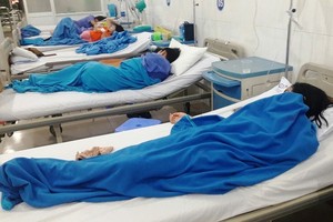 獲送醫院治療的中毒患者。（圖源：HH）