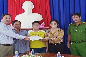 P.T.N（中）與職能機關代表人在辦理交代手續時合照。（圖源：福德）