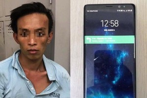 被抓獲的劫匪鄧明順與物證。（圖源：公安機關提供）