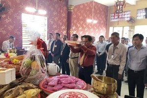 林松耀理事長與全體理監事拜祭祖先。