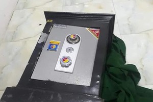 被撬開竊取款項的保險箱。（圖源：嘉興）