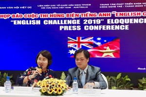 市各友好組織聯合會副主席陳黃慶雲（左）在記者招待會上發言。（圖源：市黨部新聞網）