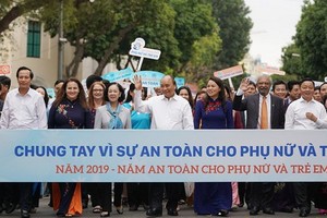 政府總理阮春福（前中）同眾多參與者一起步行響應“婦女與兒童安全年”活動。（圖源：Chinhphu.vn）