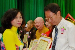 郡人委會主席陳氏碧蓮向華人單位頒發獎狀。