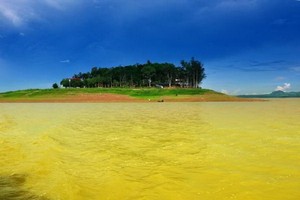 鷹島遠看猶如治安湖中的碧玉。