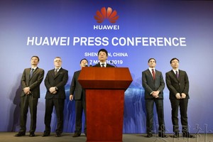 華為副董事長兼輪值董事長郭平等人舉行記者會，指出美國並未出示禁用華為產品的證據。（圖源：共同社）