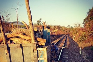 被卡在鐵路的一輛無主拖曳車。（圖源：TN）