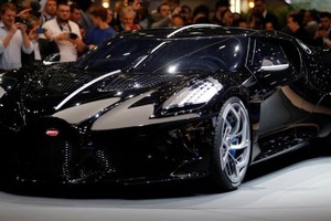 在剛剛開幕的日內瓦車展上，Bugatti(布加迪)發佈保密多時的神秘超跑“La Voiture Noire”，全球僅有這一輛。（圖源：路透社）