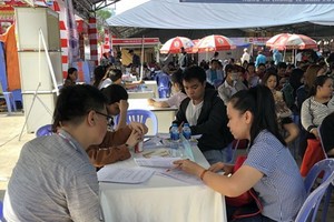 勞工在市就業勞務中心組辦的就業平台尋找工作。