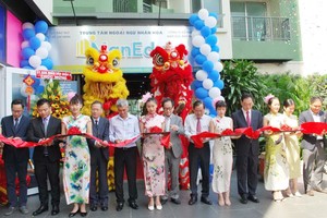 諸位領導與貴賓參加開業剪綵儀式。