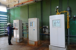 Sawaco工作人員在自來水廠檢查供水控制系統。（圖源：T.T.D）