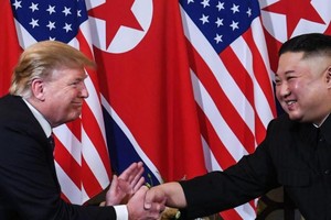 美國總統特朗普和朝鮮領導人金正恩二次峰會時握手。（圖源：AFP）