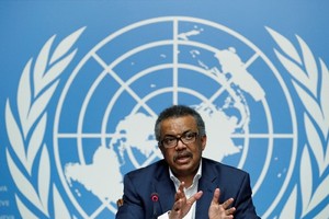 世界衛生組織總幹事譚德塞在新聞發佈會上講話。（圖源：路透社）