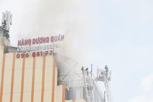 消防隊聞訊後趕抵現場，使用雲梯車迅速展開滅火和營救行動。（圖源：黃雄）