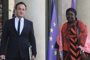 馬克龍創設的“西蒙娜·韋依獎”頒給喀麥隆籍女權主義者杜瑪哈。（圖源：AFP）