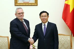 政府副總理王廷惠（右）接見美國經濟與安全審查委員會(USCC)副主席查爾斯‧弗里曼。（圖源：VOV）