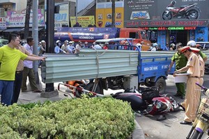 一輛運鋅板的三輪車在第十郡阮知方街與 摩托車發生碰撞，導致騎摩托車者受傷。