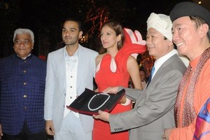 新娘Kaabia接受堅江省領導代表贈送珍珠項鏈。（圖源：K.Nam）