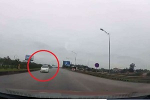 在河內-太原高速公路逆向駕駛的白色汽車。（圖源：視頻截圖）