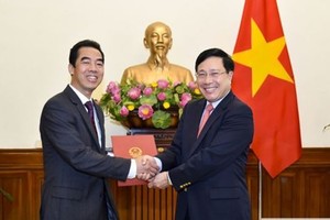 外交部長范平明（右）向蘇英勇同志頒授外交部副部長職務委任《決定》。（圖源：VOV）