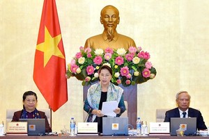 國會主席阮氏金銀（中）主持會議。（圖源：互聯網）