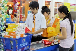 消費者在超市購買商品。（圖源：互聯網）