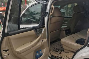 汽車後窗玻璃被砸破現場。（圖源：范瓊）