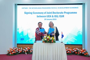 市經濟大學與EUR共同提供博士水平的培訓課程，指引研究生落實研究博士論文。圖為市經濟大學與荷蘭鹿特丹伊拉斯姆斯大學所屬國際社會科學研究所領導在1月20日簽署的新博士共同培訓計劃。（圖源：UEH）