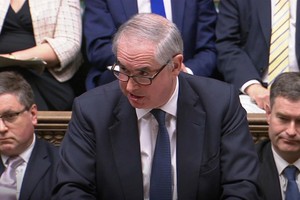 當地時間12日，就英國首相特蕾莎‧梅與歐盟達成的最新方案，英國司法部長傑弗里‧考克斯（前中）發表了其法律建議。（圖源：AP）