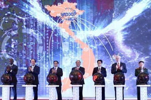 在儀式上，政府總理阮春福、中央組織部長范明政、副總理武德膽與中央各機關領導和國際貴賓代表已啟動國家文本聯通網站。（圖源：越通社）