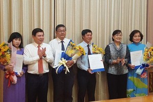 市領導祝賀各位新就職幹部。（圖源：VOV）