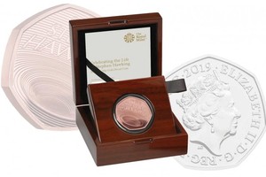 英國皇家造幣廠推出了鑄有“黑洞”的50便士紀念幣。（圖源：互聯網）