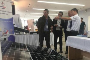 各企業介紹太陽能電板。