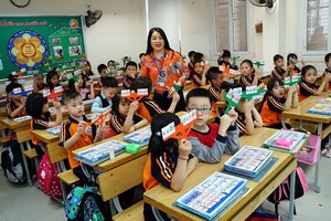 阮秋賢老師在河內昇龍小學１Ｃ班授課。