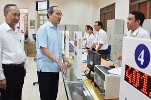 市委書記阮善仁視察新平郡接見人民工作。（圖源：市黨部新聞網）