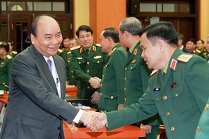 阮春福總理會見各位將領。（圖源：光孝）