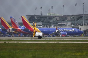 美國西南航空所屬的波音737 Max 8飛機，停在Hobby機場。 （圖源：AP）