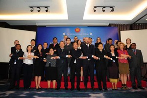 與會者以“東盟式”握手合照。（圖源：江清）