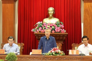 黨中央書記處常務書記陳國旺（中）在會上發表講話。（圖源：越通社）