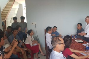 數百名民眾昨(15)日前往峴港市的黃一南不動產勞務股份公司辦事處，要求解決購買地皮者的權利。（圖源：Đ.C）