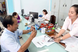 新平郡第四坊人委會幹部給民眾提供備用眼鏡。