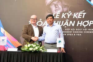 我國高爾夫協會副秘書長范成智和埃爾斯高爾夫學院執行董事安德魯‧馬修斯。（圖源：互聯網）