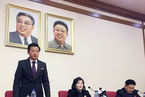 朝鮮外務省副相崔善姬（中）15日在平壤緊急召開記者會。（圖源：互聯網）