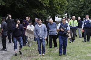 警察帶領民眾離開遭恐襲教堂。（圖源：AAP）