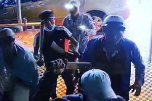 一夥歹徒手持長刀闖進阿T的咖啡店搗亂。（圖源：監控視頻截圖）