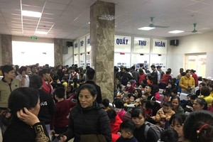 數百家庭送其孩子前往中央瘧疾、昆蟲與寄生蟲院排隊等待做絛蟲檢驗。（圖源：定阮）